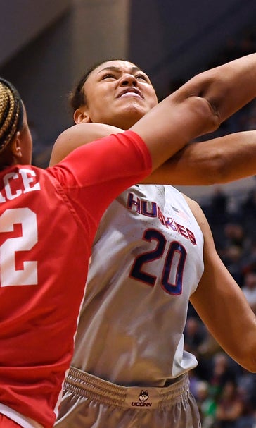 Top-ranked UConn bounces back from loss, routs Houston 91-51